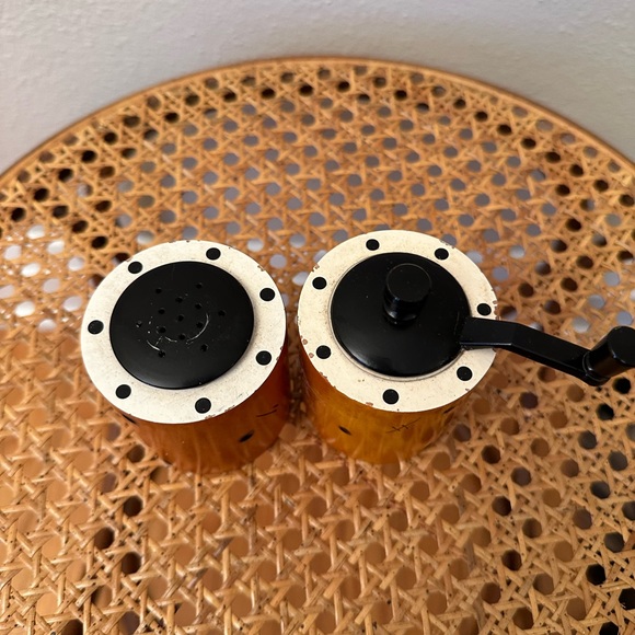 Vintage mini wood salt shaker and pepper grinder - Picture 3 of 4